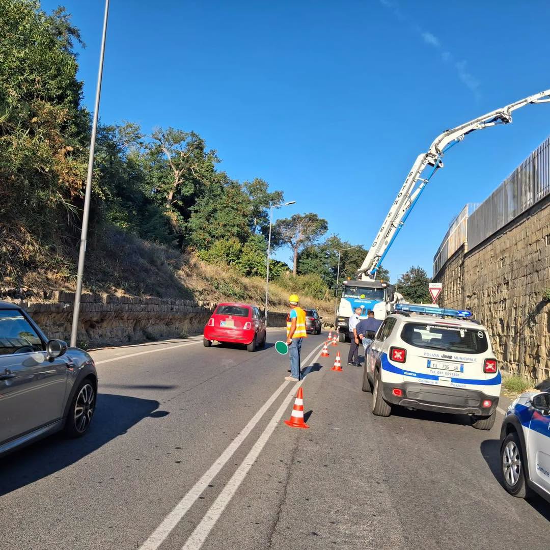 POZZUOLI/ Camion blocca la strada per un getto di cemento abusivo