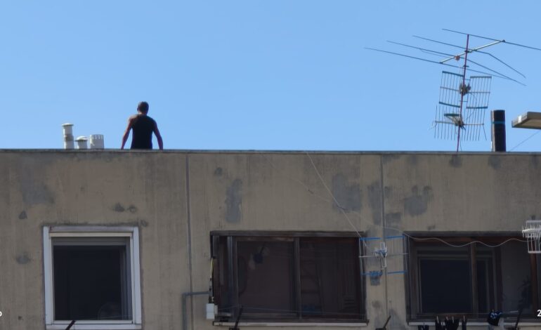POZZUOLI/ La denuncia: «Operai sul tetto di una palazzina popolare senza alcuna protezione»