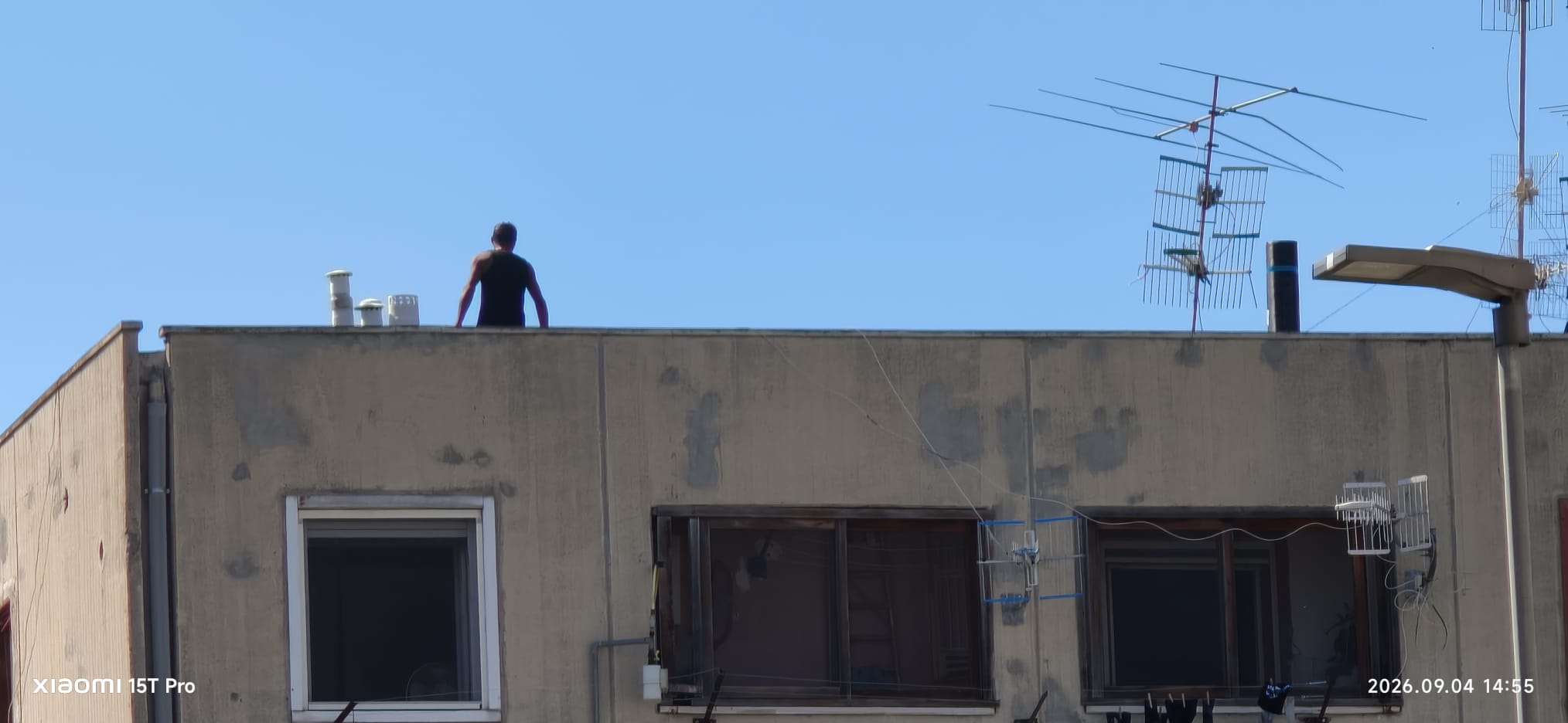 POZZUOLI/ La denuncia: «Operai sul tetto di una palazzina popolare senza alcuna protezione»