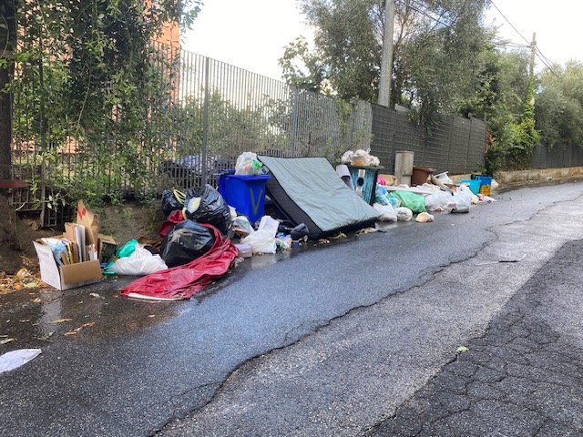 POZZUOLI/ Incivili scatenati a Monterusciello «Discarica di rifiuti fuori casa mia»