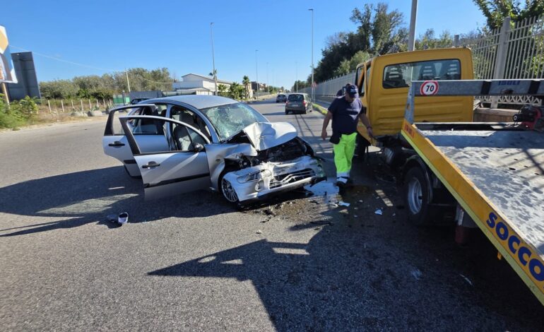 Taxi abusivo si schianta contro un carro attrezzi sulla Domitiana: tre feriti, due sono baby calciatori – LE FOTO