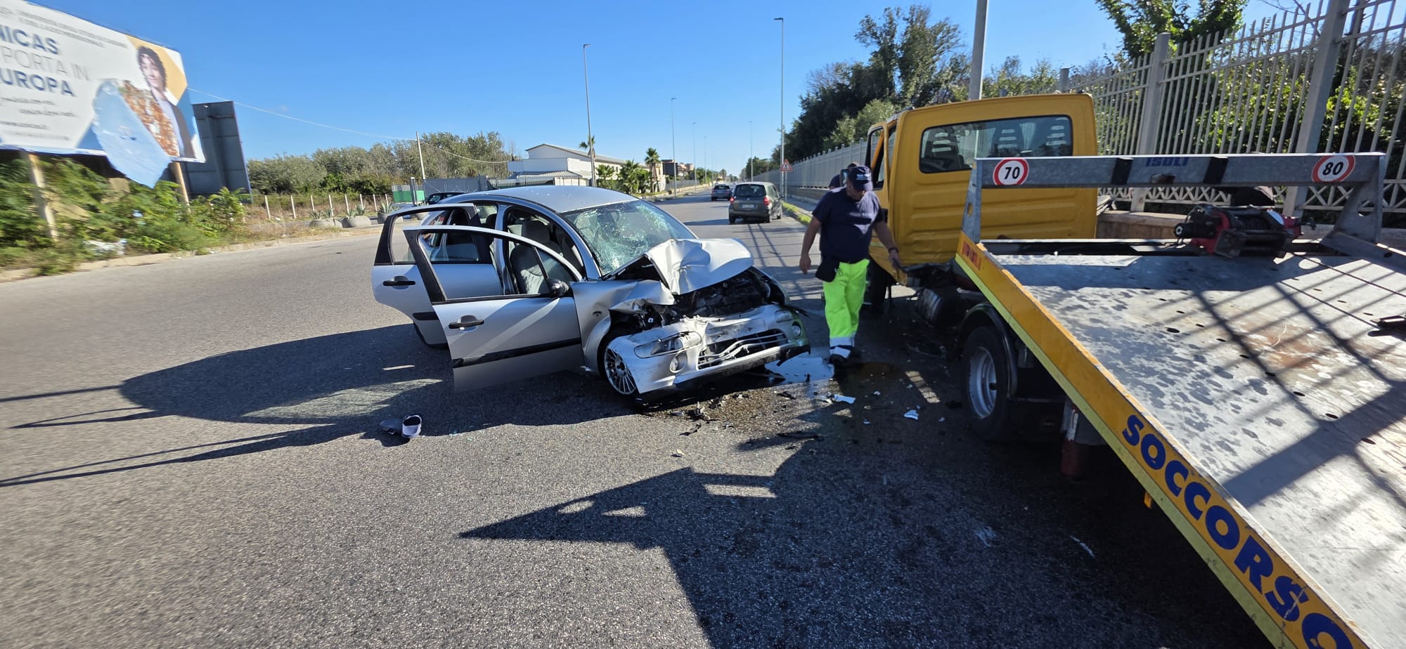 Taxi abusivo si schianta contro un carro attrezzi sulla Domitiana: tre feriti, due sono baby calciatori – LE FOTO