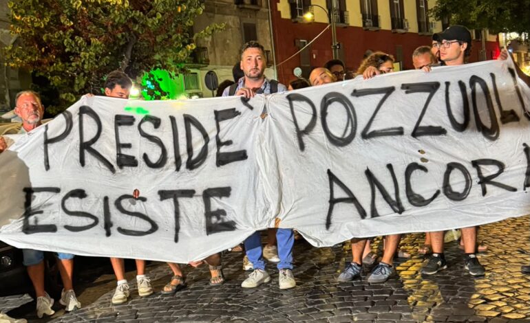 Sfollati e attivisti portano lettera al Presidente della Repubblica «Presidente, venga a Pozzuoli»