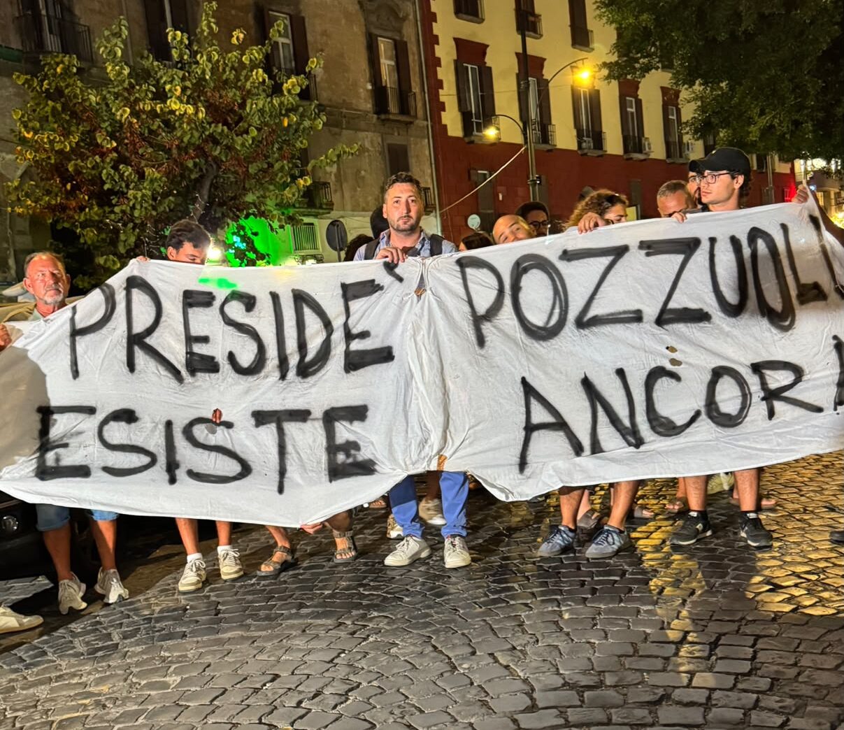 Sfollati e attivisti portano lettera al Presidente della Repubblica «Presidente, venga a Pozzuoli»