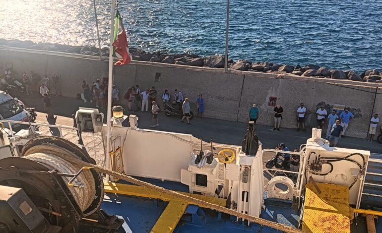 Sportello di un traghetto bloccato, numerosi passeggeri diretti a Pozzuoli fermi a Ischia