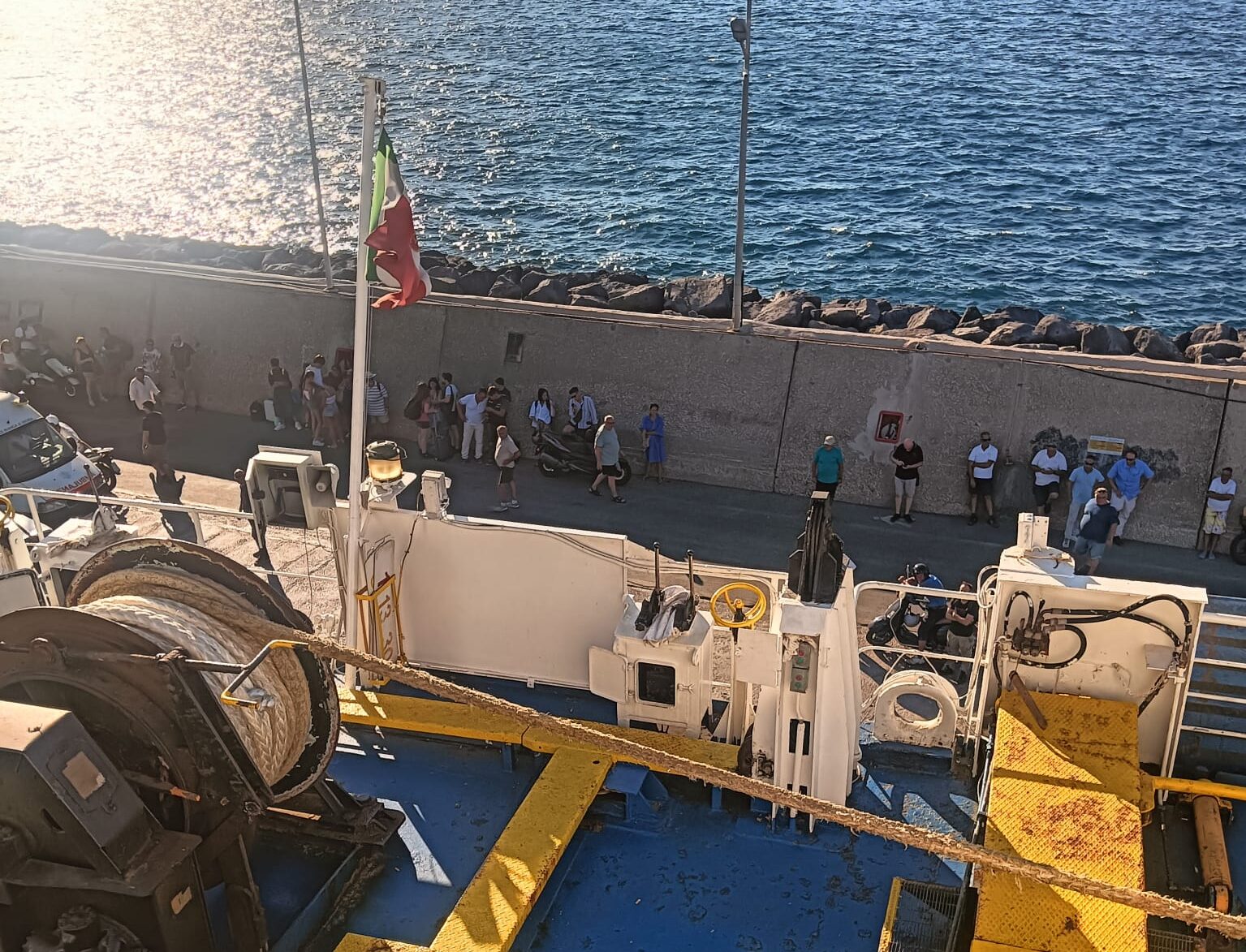 Sportello di un traghetto bloccato, numerosi passeggeri diretti a Pozzuoli fermi a Ischia