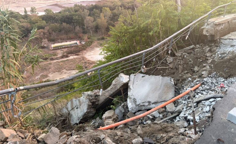 Pozzuoli, smottamento in via Coste d’Agnano dovuto al maltempo: strada chiusa al traffico