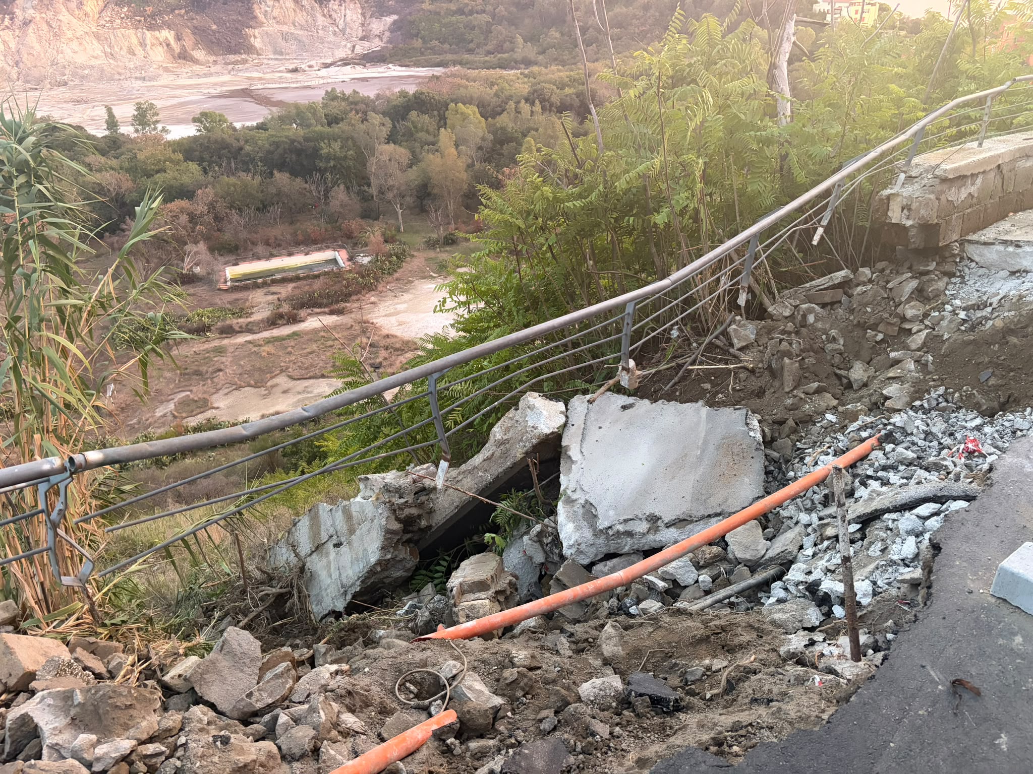 Pozzuoli, smottamento in via Coste d’Agnano dovuto al maltempo: strada chiusa al traffico