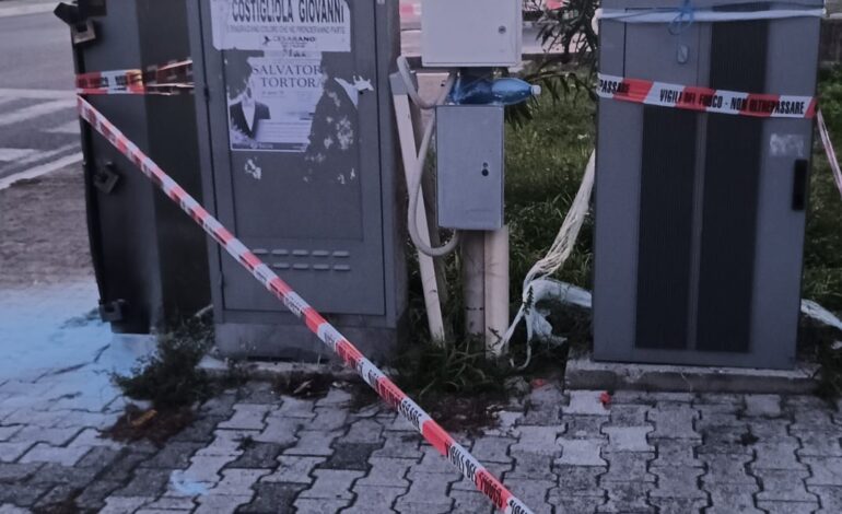 POZZUOLI/ Furti e incendi: a Monterusciello saccheggiati le cabine internet – LE FOTO