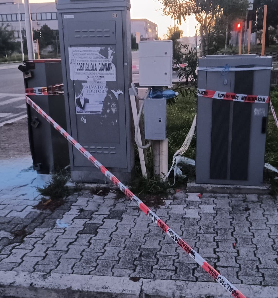 POZZUOLI/ Furti e incendi: a Monterusciello saccheggiati le cabine internet – LE FOTO