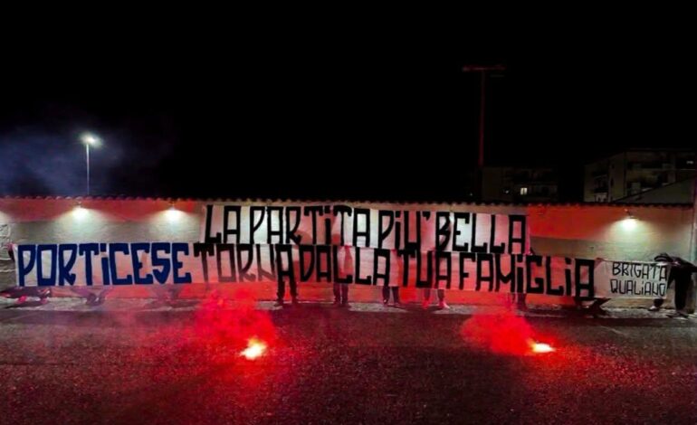 «La partita più bella. Porticese torna dalla tua famiglia» Striscione per Mario a Qualiano
