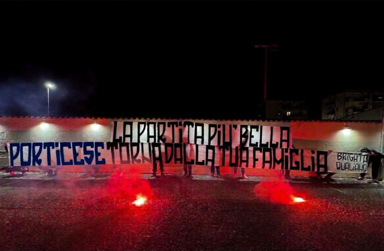 «La partita più bella. Porticese torna dalla tua famiglia» Striscione per Mario a Qualiano