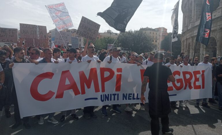 In 700 dai Campi Flegrei a Roma: partito il corteo dal Colosseo “Non siamo numeri, Pozzuoli esiste”