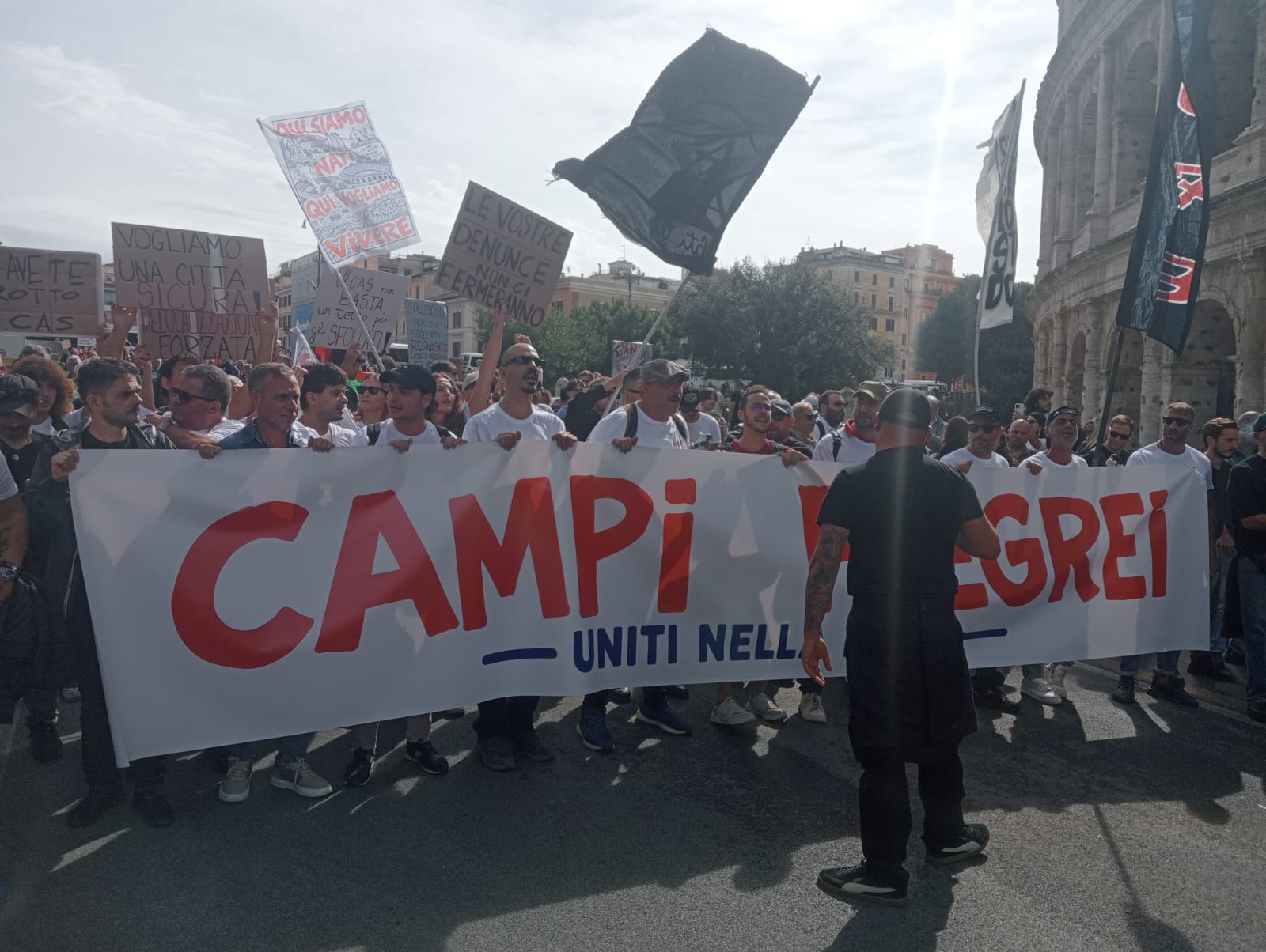 In 700 dai Campi Flegrei a Roma: partito il corteo dal Colosseo “Non siamo numeri, Pozzuoli esiste”
