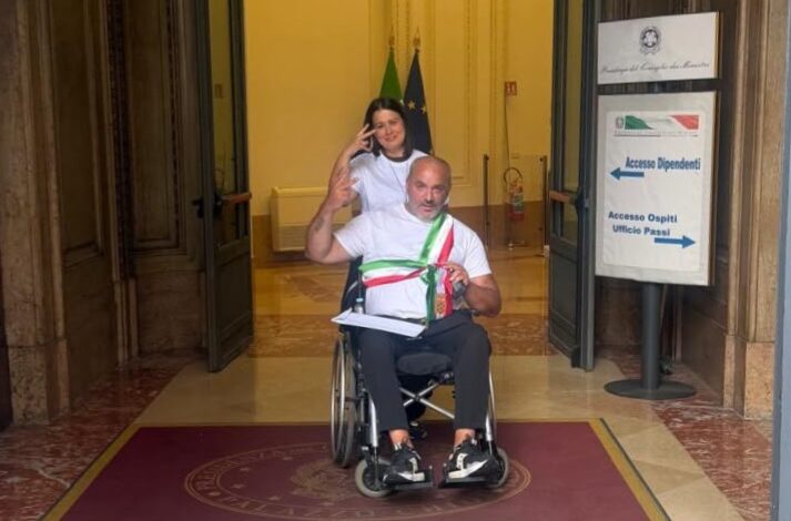 Antonio, lo sfollato in carrozzina che ha consegnato la lettera per Giorgia Meloni