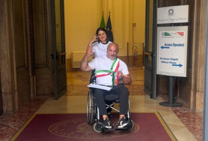 Antonio, lo sfollato in carrozzina che ha consegnato la lettera per Giorgia Meloni
