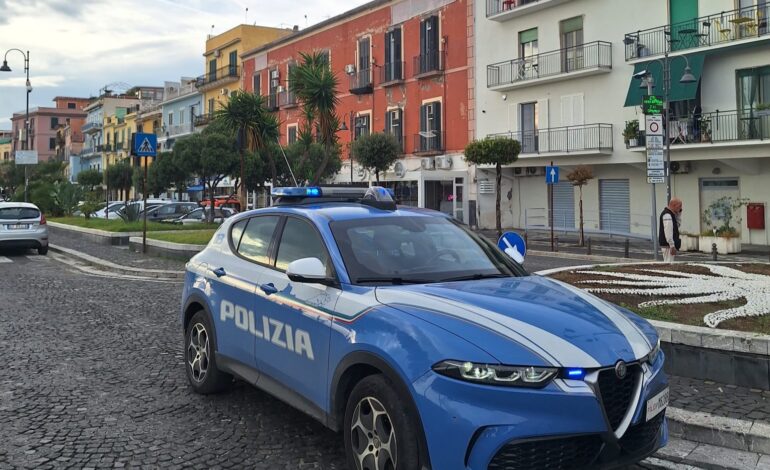 POZZUOLI/ Parcheggiano in doppia fila e aggrediscono anziano, poi scoppia la rissa: denunciate 4 persone a Via Napoli
