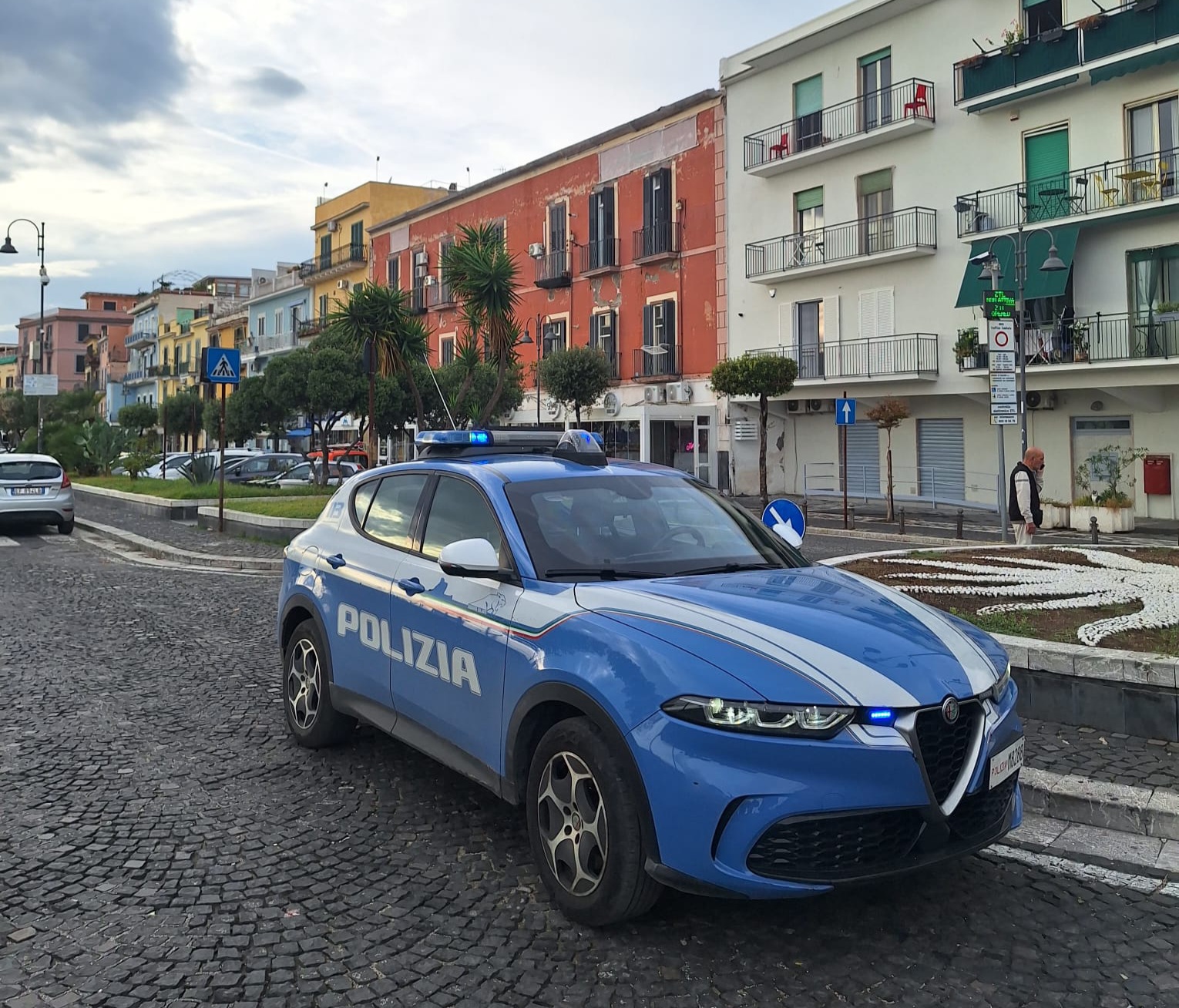 POZZUOLI/ Parcheggiano in doppia fila e aggrediscono anziano, poi scoppia la rissa: denunciate 4 persone a Via Napoli
