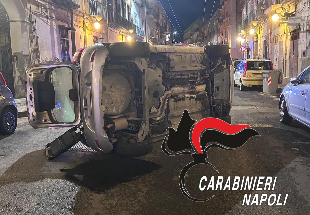 Auto si ribalta in strada: all’interno trovato dell’esplosivo