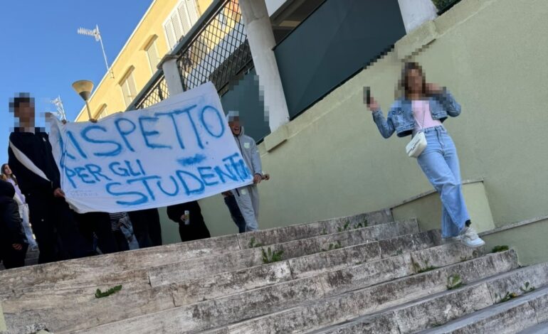 POZZUOLI/ «Topi in classe» protestano gli studenti del Liceo Majorana – LE FOTO