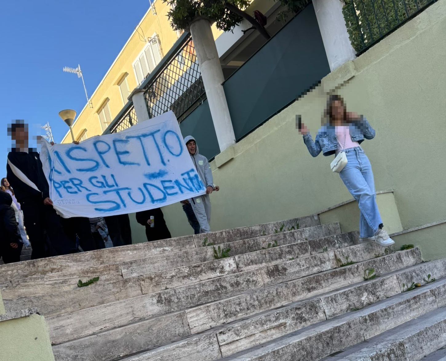 POZZUOLI/ «Topi in classe» protestano gli studenti del Liceo Majorana – LE FOTO