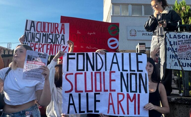 POZZUOLI/ «No alle guerre e scuole sicure dopo le scosse» Protestano gli studenti del Pitagora – LE FOTO