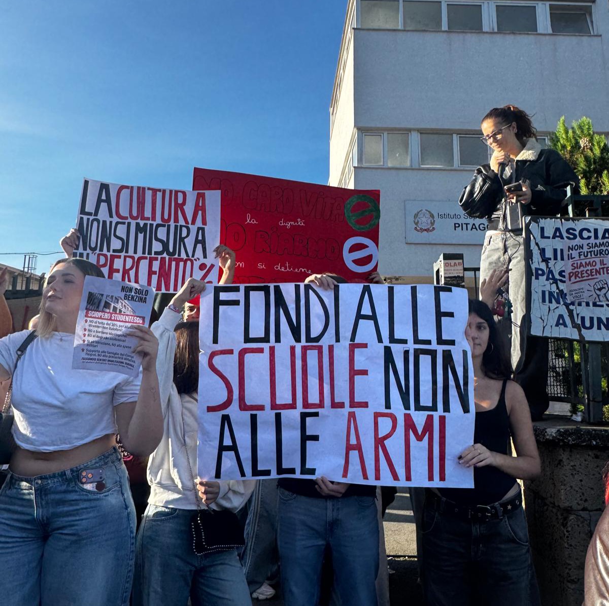 POZZUOLI/ «No alle guerre e scuole sicure dopo le scosse» Protestano gli studenti del Pitagora – LE FOTO
