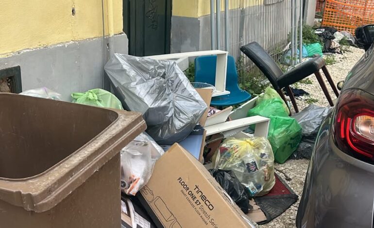 «Pozzuoli città allo sbando, mai vista tanta sporcizia» – LE FOTO