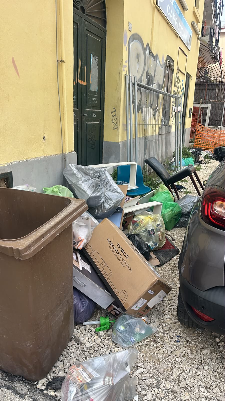 «Pozzuoli città allo sbando, mai vista tanta sporcizia» – LE FOTO