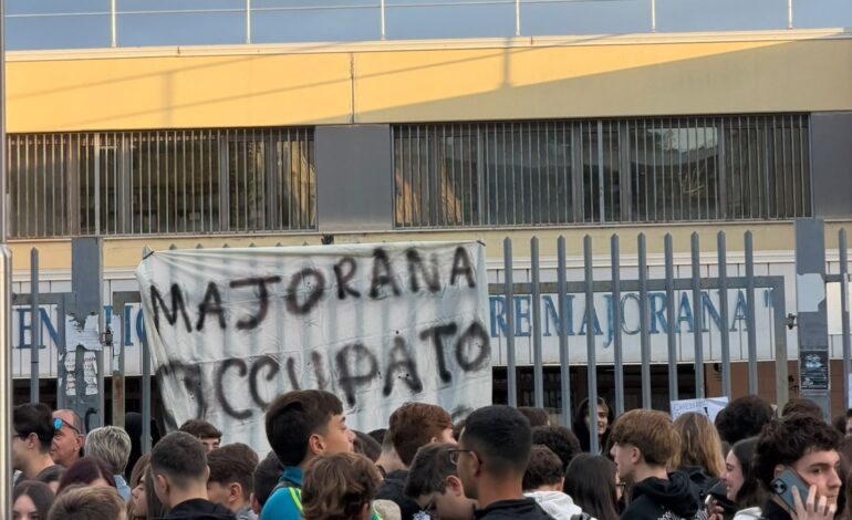 POZZUOLI/ Occupato anche il Liceo Majorana a Monterusciello – LE FOTO