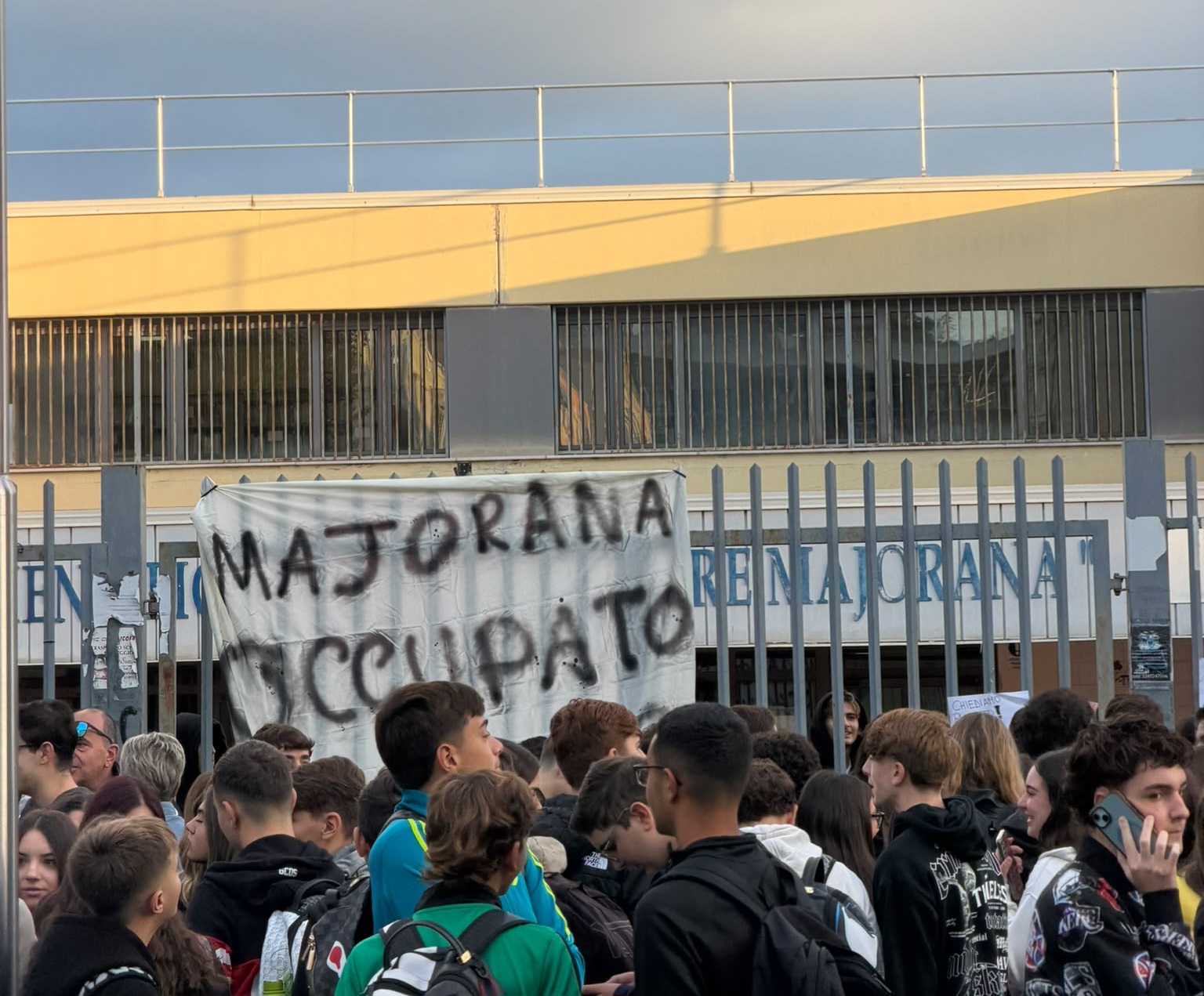 POZZUOLI/ Occupato anche il Liceo Majorana a Monterusciello – LE FOTO