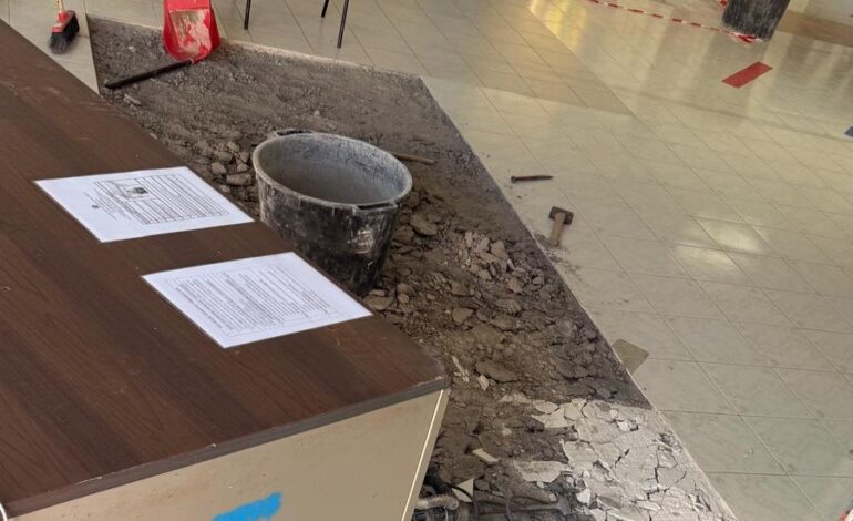 POZZUOLI/ Scoppia il pavimento alla scuola elementare “Reginelle”: lezioni ancora posticipate – LE FOTO