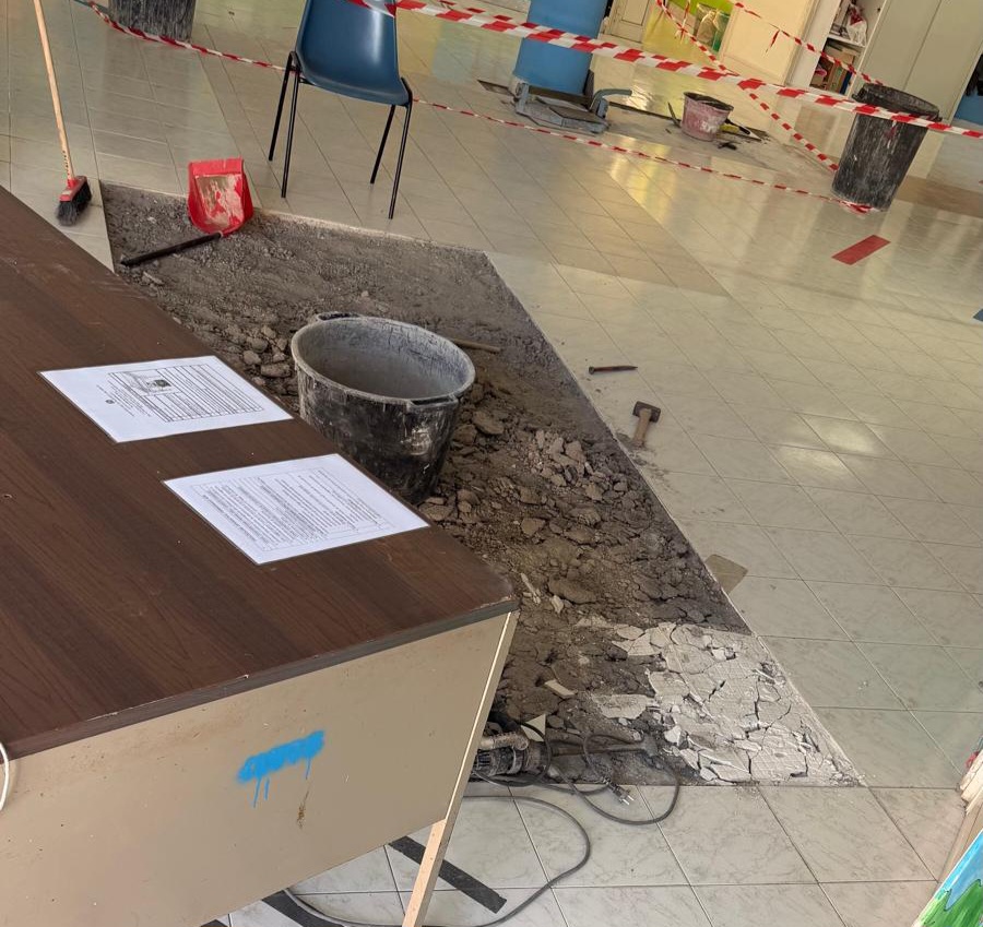 POZZUOLI/ Scoppia il pavimento alla scuola elementare “Reginelle”: lezioni ancora posticipate – LE FOTO