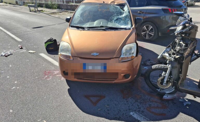 Scontro auto-scooter sulla Domitiana: un ferito in prognosi riservata – LE FOTO