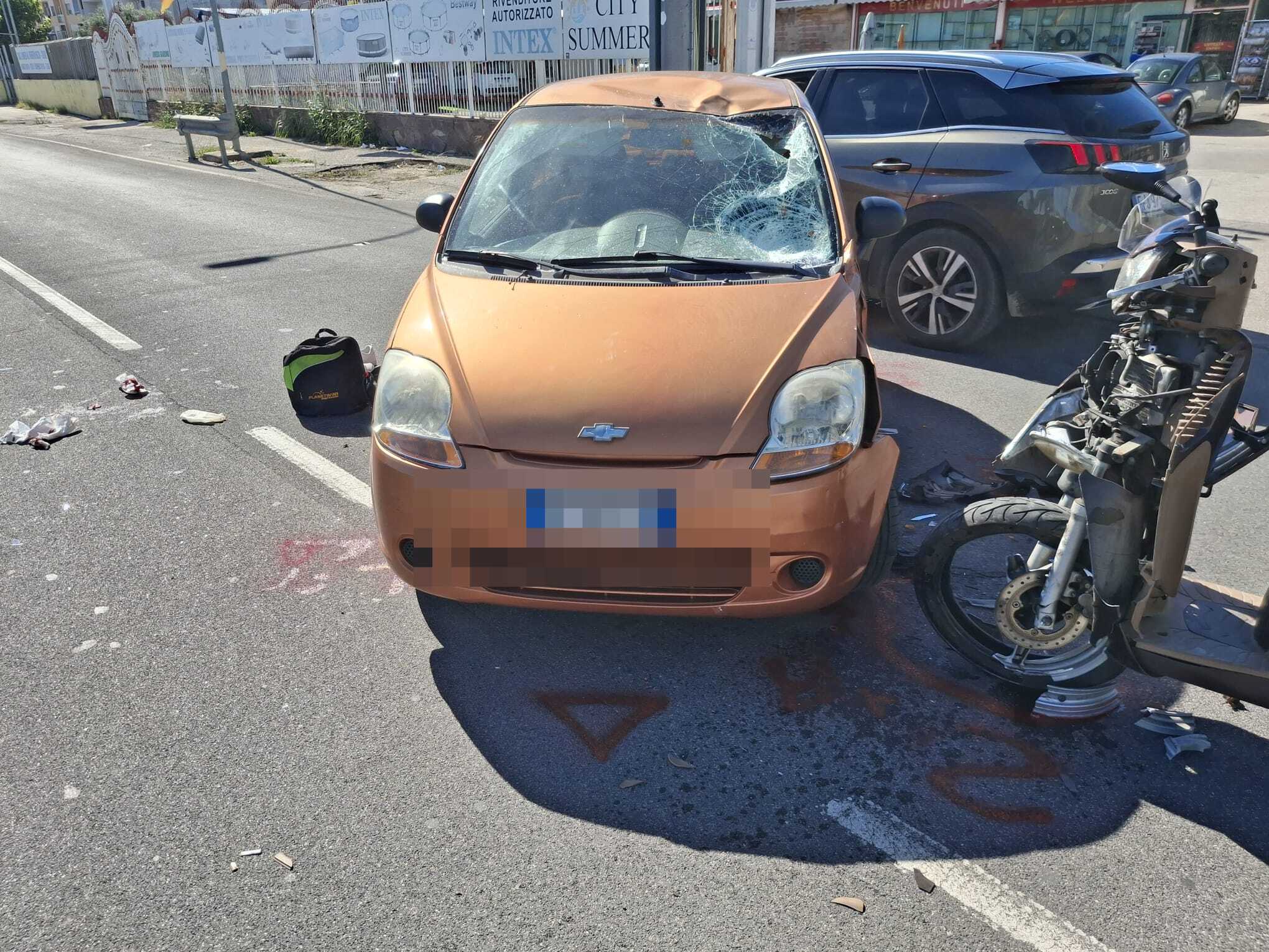 Scontro auto-scooter sulla Domitiana: un ferito in prognosi riservata – LE FOTO