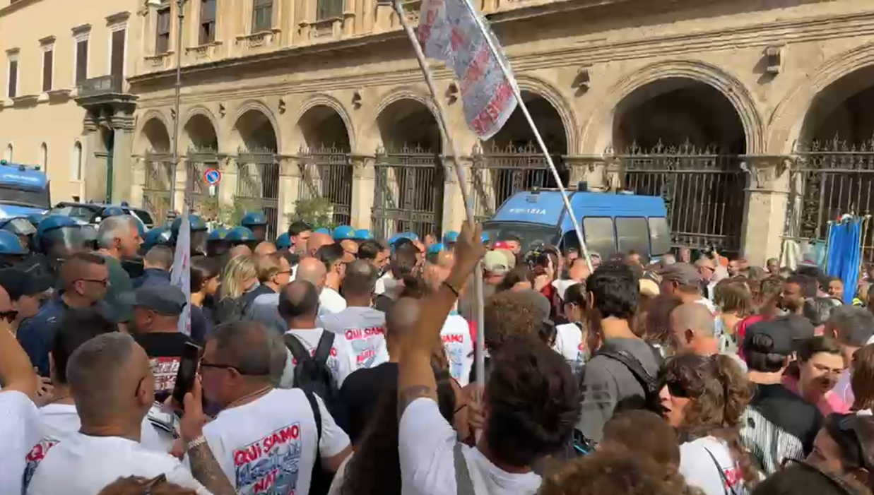 La protesta dei Campi Flegrei a Roma, manifestanti bloccati: il centrosinistra chiede un incontro urgente a Palazzo Chigi