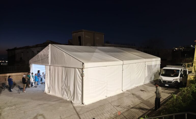 Bradisismo, a Pozzuoli la prima chiesa in una tensostruttura – LE FOTO