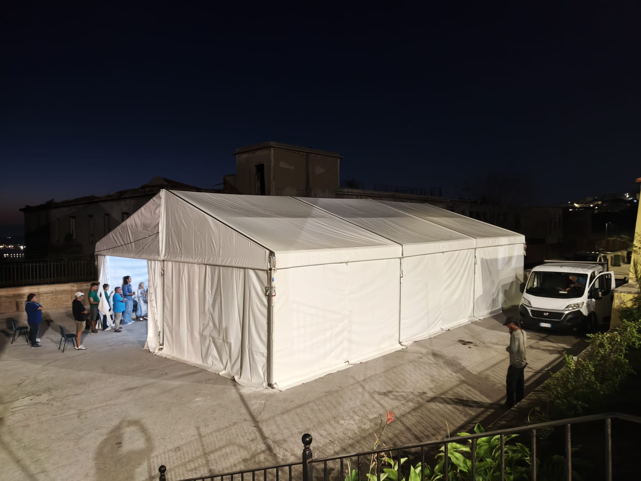 Bradisismo, a Pozzuoli la prima chiesa in una tensostruttura – LE FOTO