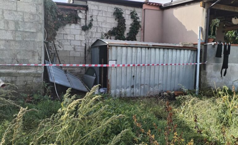 POZZUOLI/ Scoperta a Monterusciello un’officina abusiva con rifiuti pericolosi – LE FOTO
