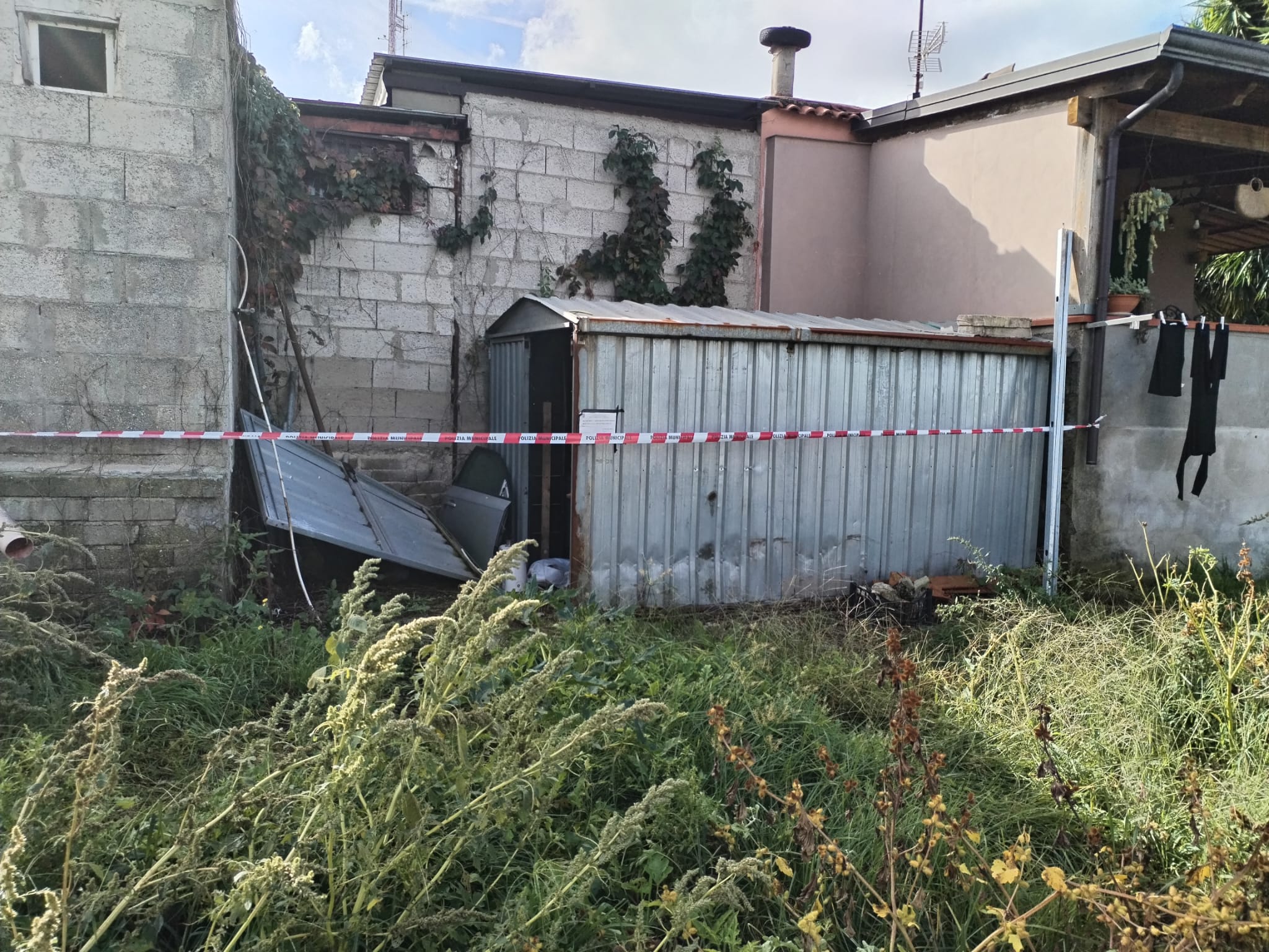 POZZUOLI/ Scoperta a Monterusciello un’officina abusiva con rifiuti pericolosi – LE FOTO