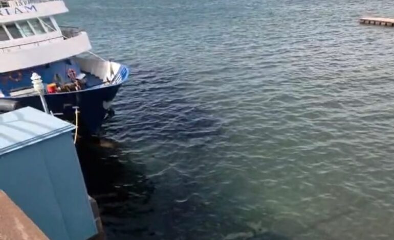 Scempio ambientale a Pozzuoli: carburante in mare, acqua nera al porto – LE FOTO