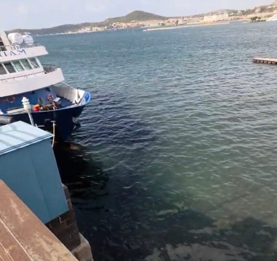 Scempio ambientale a Pozzuoli: carburante in mare, acqua nera al porto – LE FOTO