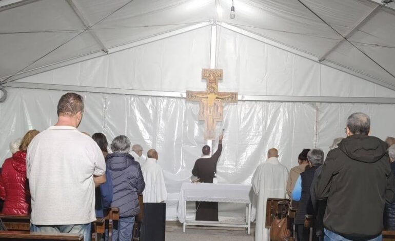 POZZUOLI/ Benedetto il nuovo crocifisso nella chiesa all’interno della tensostruttura