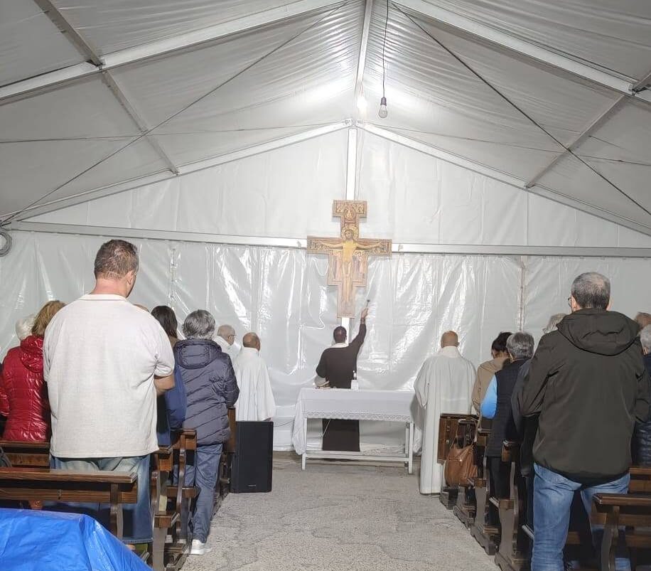 POZZUOLI/ Benedetto il nuovo crocifisso nella chiesa all’interno della tensostruttura