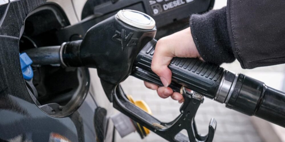 Rubava benzina dalle auto in sosta: 41enne fermato dai carabinieri