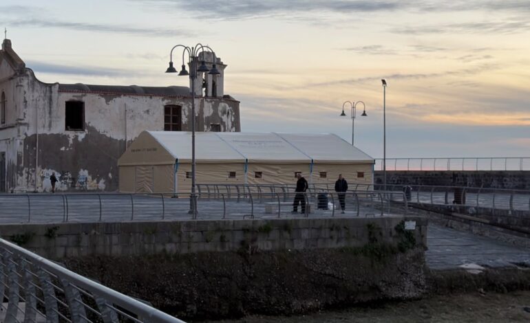 La fede oltre il bradisismo: anche la Chiesa di Santa Maria delle Grazie si sposta in una tensostruttura – LE FOTO