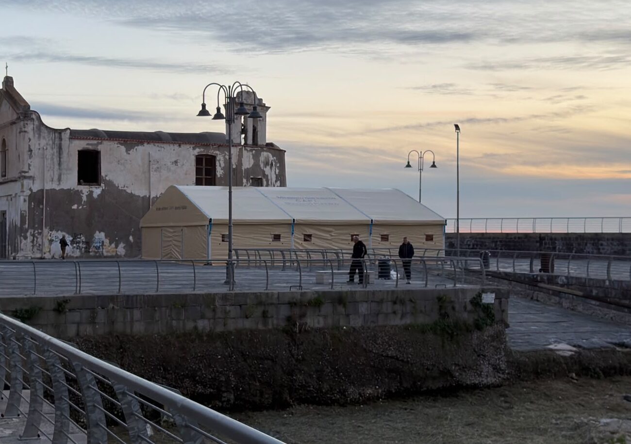 La fede oltre il bradisismo: anche la Chiesa di Santa Maria delle Grazie si sposta in una tensostruttura – LE FOTO