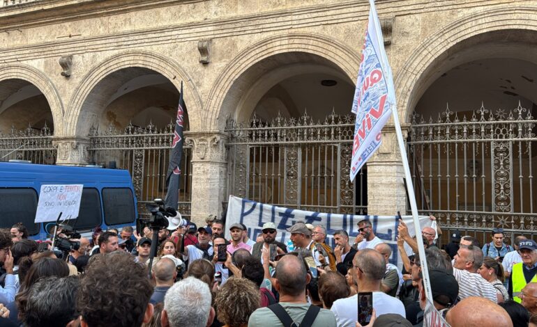 Corteo a Roma, sfollato in carrozzina consegna lettera al Governo Meloni