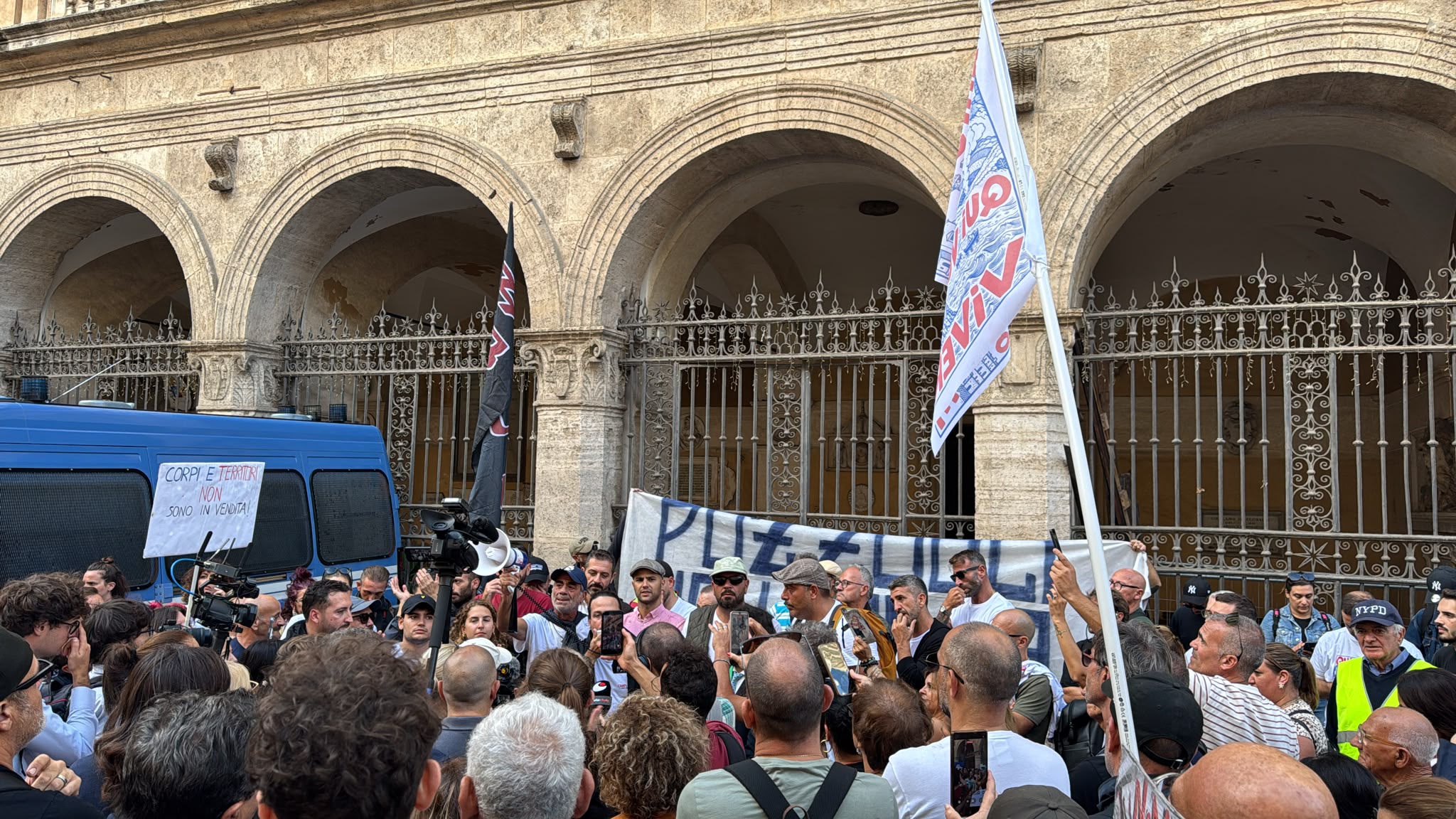 Corteo a Roma, sfollato in carrozzina consegna lettera al Governo Meloni
