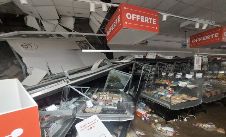 Maltempo, lo spaventoso crollo nel Decò di Pozzuoli – LE FOTO